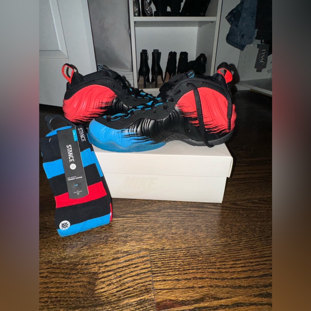 NWT AIR FOAMPOSITE PRO SPIDER-MAN WITH MATCHING SOCKS NWT NEVER USED - Picture 2 of 11